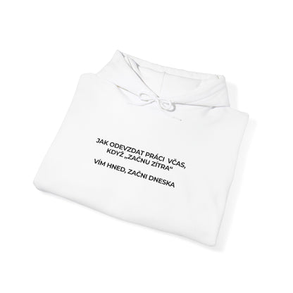 Bílá unisex mikina s kapucí VÍM HNED – minimalistický potisk